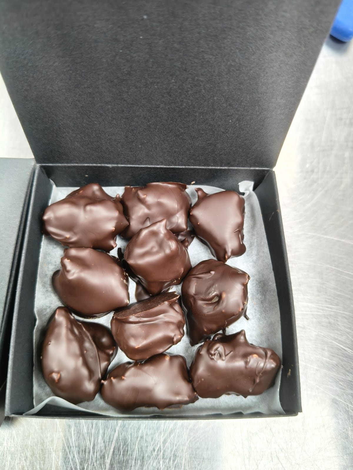 Fruits drops coated in chocolate 74%