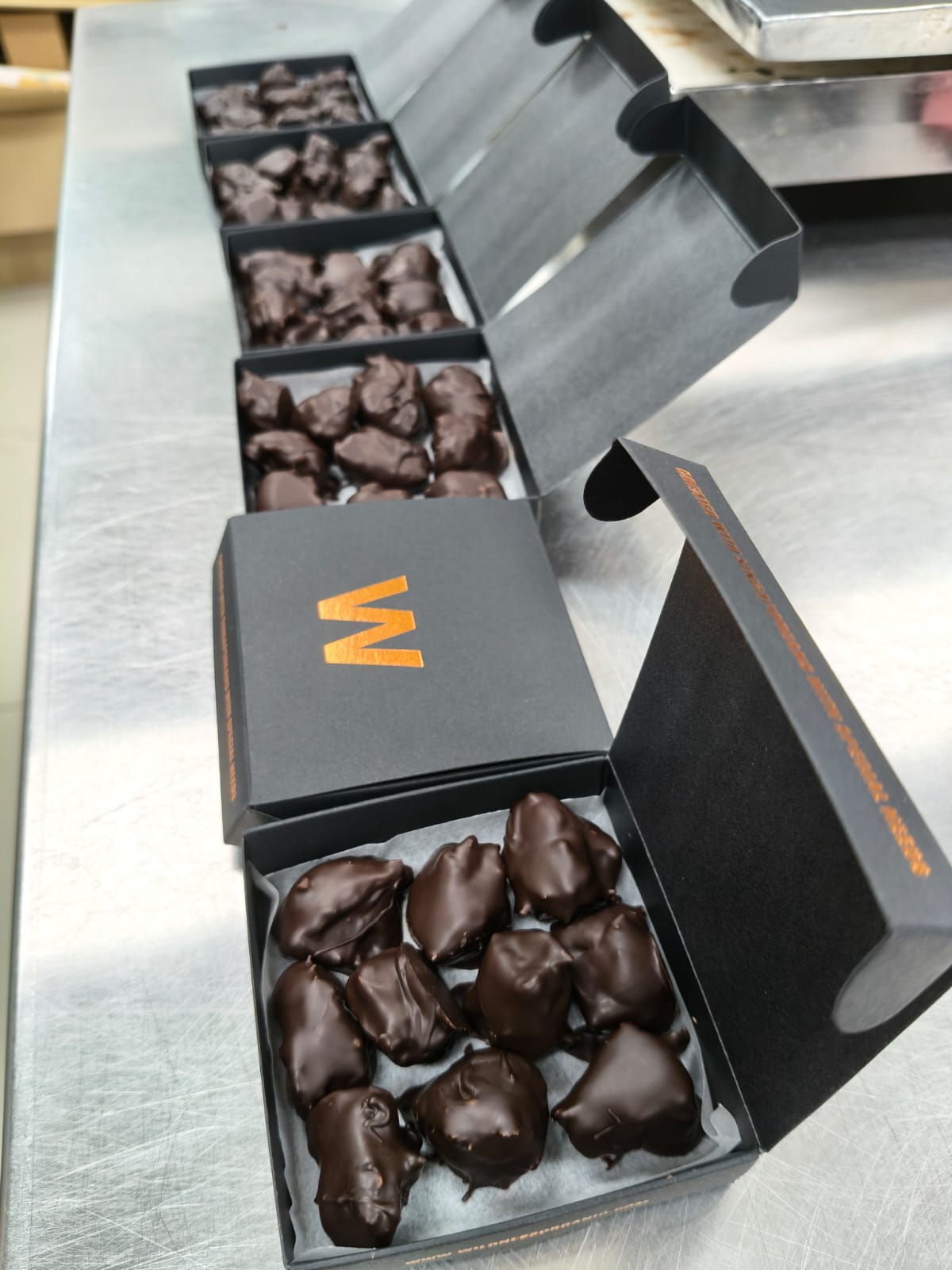 Fruits drops coated in chocolate 74%